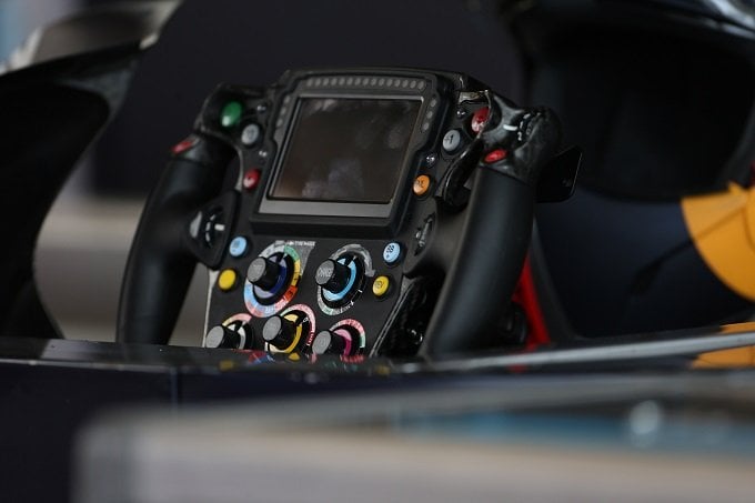 Max Verstappens F1 Steering Wheel Guide: Advanced Tech and Materials