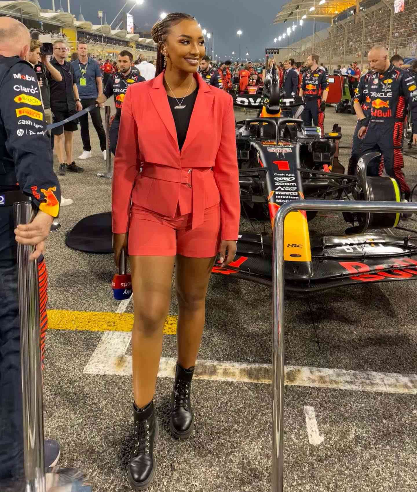 What to Wear to an F1 Race Woman (Simple Outfit Ideas for Ladies)